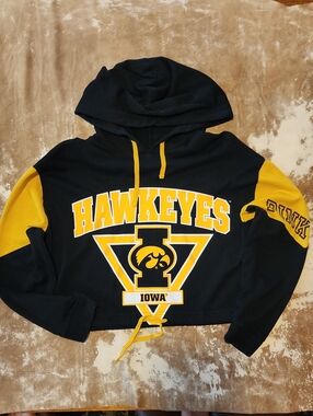 Pink VS 5th & Ocean Cropped Hooded Iowa Hawkeyes. Size: M